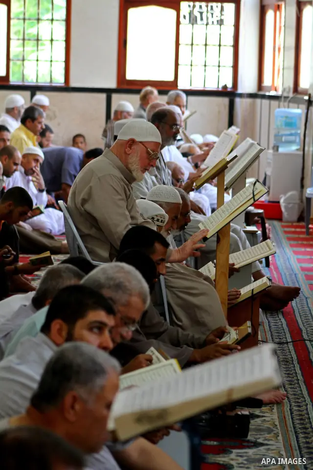 Palestinian Muslim worshipers read the Koran during the holy month of Ramadan at Al-Qassam mosque in Al-Nusairat refugee camp in the central Gaza Strip, on 17 August 2011. Muslims all over the world are observing the Hol...