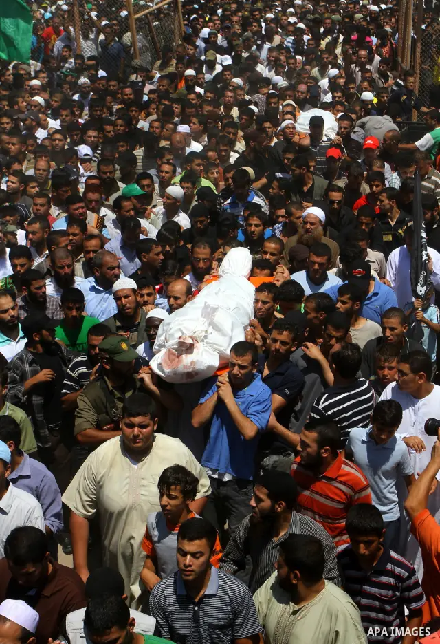 Palestinians carries the bodies of Kamal al-Nairab, the leader of an armed Palestinian faction, and other members during their funeral in Rafah in the southern Gaza Strip August 19, 2011. An Israeli air strike killed the...
