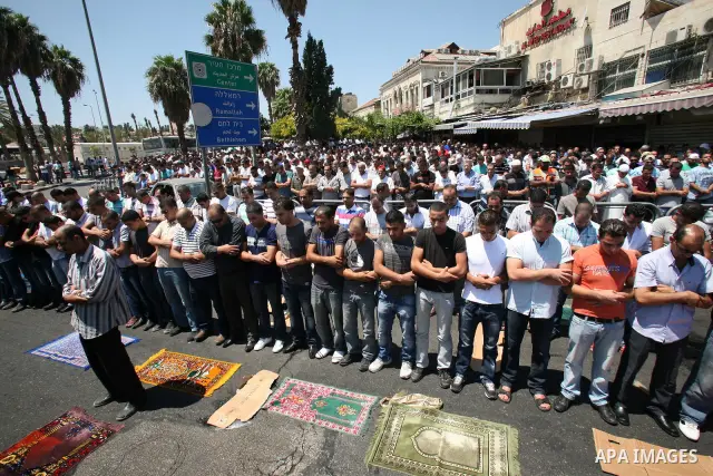 Palestinian Muslim worshipers perform the third Friday prayer of Islam's holy month of Ramadan outside Damascus Gate in Jerusalem's Old City 'on August 19, 2011. Photo by MUAMMAR AWAD
