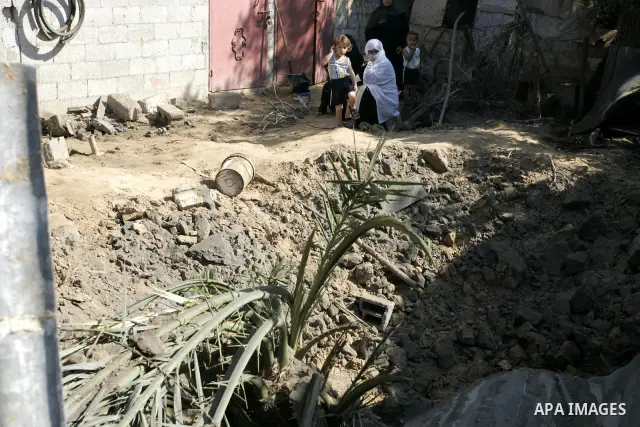 Palestinians inspect the site of an overnight Israeli air raid in Khan Yunis in the southern Gaza Strip on August 20, 2011 on a third day of escalating Israeli-Palestinian tensions. Photo by Abed Rahim Khatib