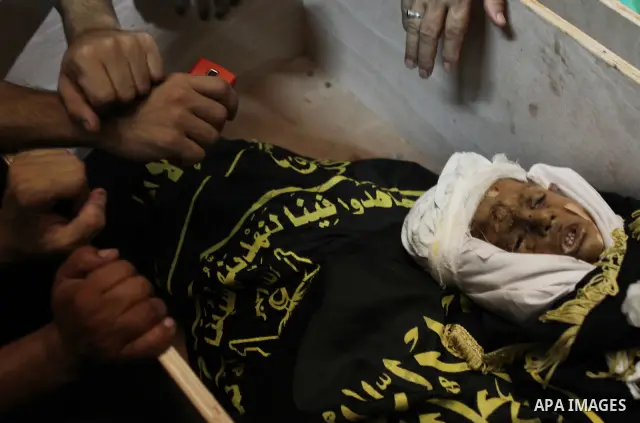 Palestinians mourn over the body of Islam Qreqa, five-year-old during his funeral in Gaza City on August 20, 2011 after he was killed with his militant father when Israeli planes launched air strikes in Gaza in retaliati...