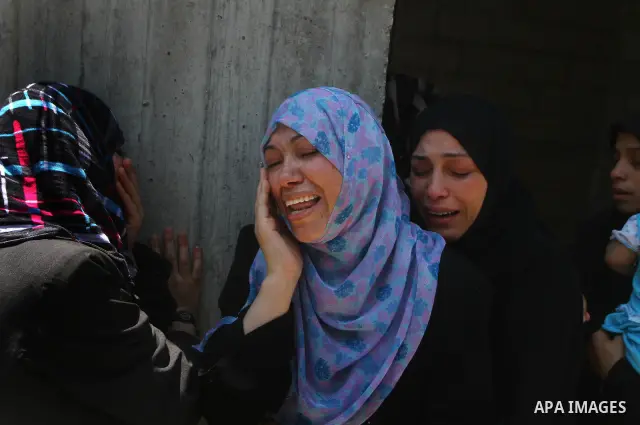 Relatives of Palestinian Islamic Jihad militant Anwar Isleem mourn during his funeral in Bureij Refugee Camp in central Gaza Strip on August 20, 2011. Anwar Isleem and Emad Abu Aabdeh were killed during an Israeli airstr...
