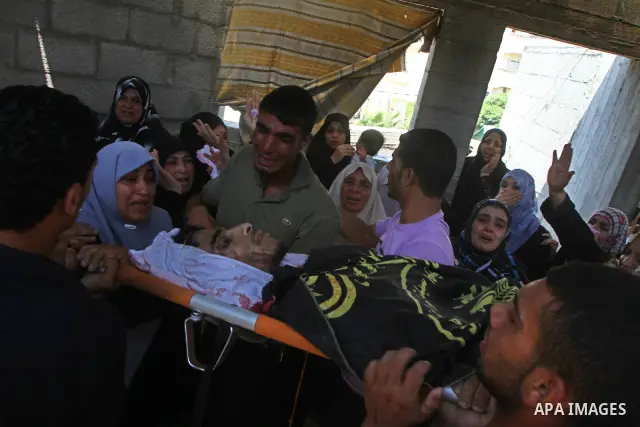 Palestinian mourners carry the body of Anwar Isleem, a commander in the Islamic Jihad militant during his funeral in Bureij Refugee Camp in central Gaza Strip on August 20, 2011 Anwar Isleem and Emad Abu Aabdeh were kill...