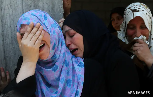 Relatives of Palestinian Islamic Jihad militant Anwar Isleem mourn during his funeral in Bureij Refugee Camp in central Gaza Strip on August 20, 2011. Anwar Isleem and Emad Abu Aabdeh were killed during an Israeli airstr...