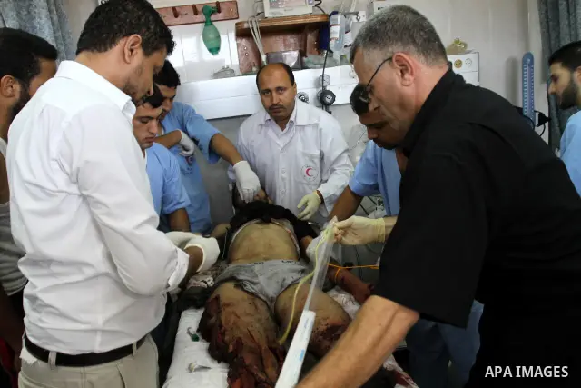 Palestinian doctors rush a wounded man into Al-Shifa hospital in Gaza City on August 20, 2011 as Israeli planes attacked the coastal enclave in retaliation for suspected Islamist militants killing eight Israelis near the...