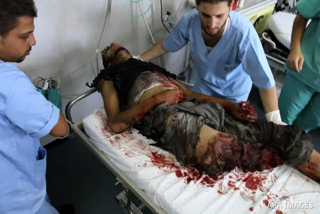 Palestinian doctors rush a wounded man into Al-Shifa hospital in Gaza City on August 20, 2011 as Israeli planes attacked the coastal enclave in retaliation for suspected Islamist militants killing eight Israelis near the...