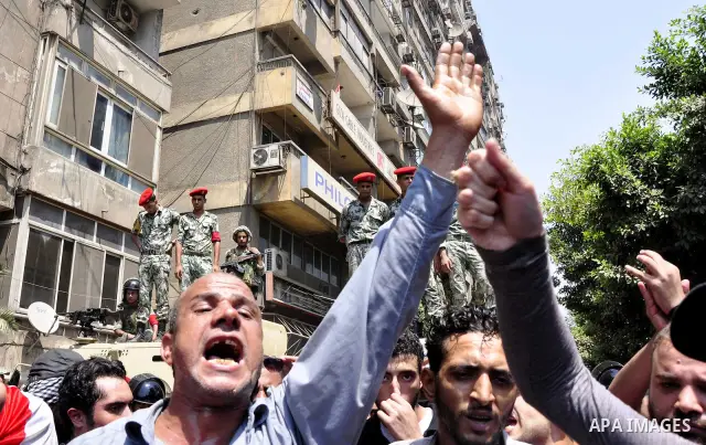 Protesters demonstrate against Israel in front of the Israeli embassy in Cairo, capital of Egypt, August 20, 2011. The Egyptian government has decided to recall the country's diplomatic envoy to Israel after the killings...