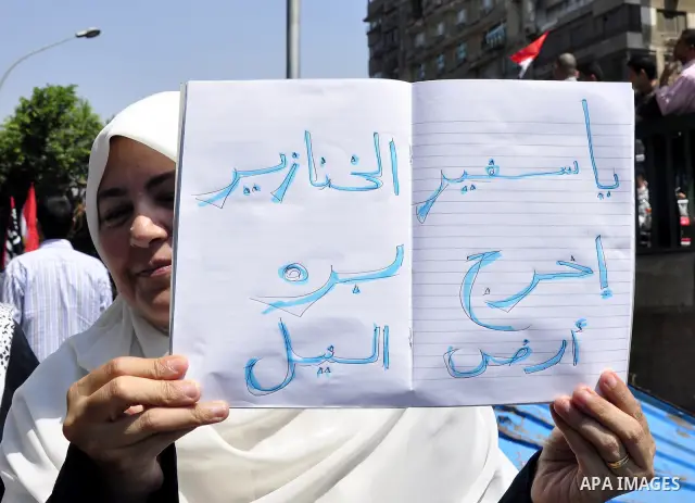 Protesters demonstrate against Israel in front of the Israeli embassy in Cairo, capital of Egypt, August 20, 2011. The Egyptian government has decided to recall the country's diplomatic envoy to Israel after the killings...