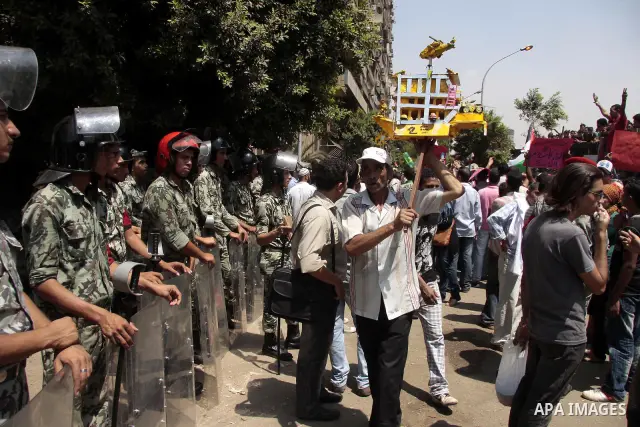 Egyptian protesters shout slogans against Israel during a protest in front of the Israeli Embassy in Cairo, on August 21, 2011. Egypt and Israel sought on Sunday to defuse a diplomatic crisis over the killing of five Egy...