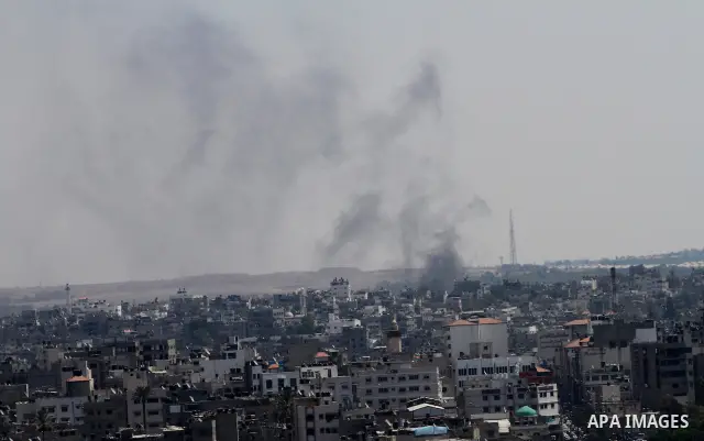 Plumes of smoke rise from border area in the eastern Gaza city after Palestinian militants fired mortars toward Israel on August 24, 2011. An Israeli strike killed Ismael al-Ismar, 34, in Rafah scarcely 48 hours after mi...
