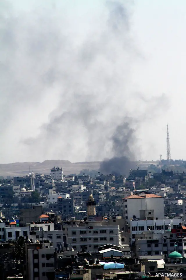 Plumes of smoke rise from border area in the eastern Gaza city after Palestinian militants fired mortars toward Israel on August 24, 2011. An Israeli strike killed Ismael al-Ismar, 34, in Rafah scarcely 48 hours after mi...