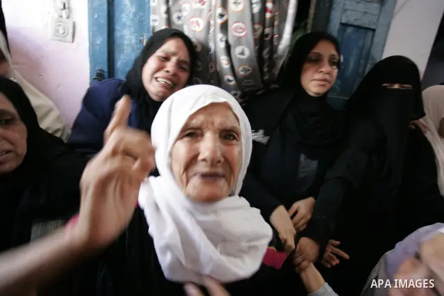 Relatives of Palestinian Hisham Abu Harb mourn during his funeral in Rafah in the southern Gaza Strip on August 25, 2011. A days-old truce announced by Gaza militants appeared to be fast unravelling after 24 hours of air...