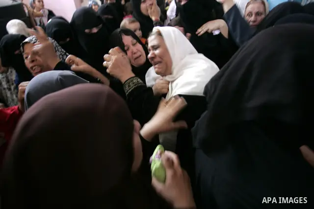 Relatives of Palestinian Hisham Abu Harb mourn during his funeral in Rafah in the southern Gaza Strip on August 25, 2011. A days-old truce announced by Gaza militants appeared to be fast unravelling after 24 hours of air...