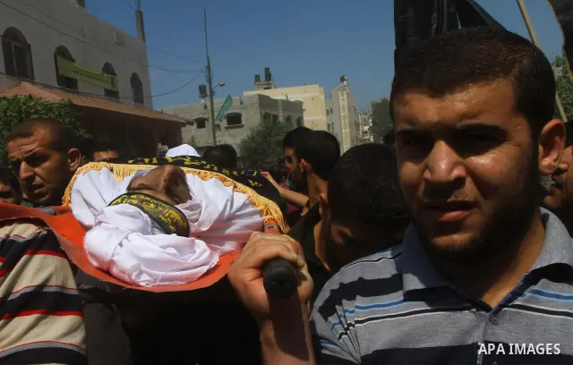 Palestinian mourners carry the body of Islamic Jihad militant Atteya Mqat during his funeral in Gaza City on Aug. 25, 2011. Mqat was killed early Wednesday in Israeli airstrike in Gaza. Photo by Ashraf Amra