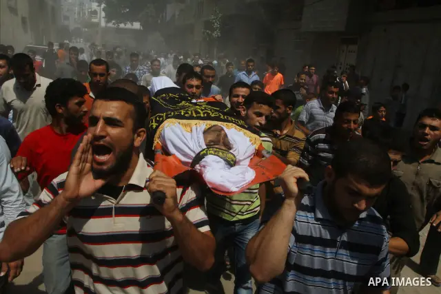 Palestinian mourners carry the body of Islamic Jihad militant Atteya Mqat during his funeral in Gaza City on Aug. 25, 2011. Mqat was killed early Wednesday in Israeli airstrike in Gaza. Photo by Ashraf Amra