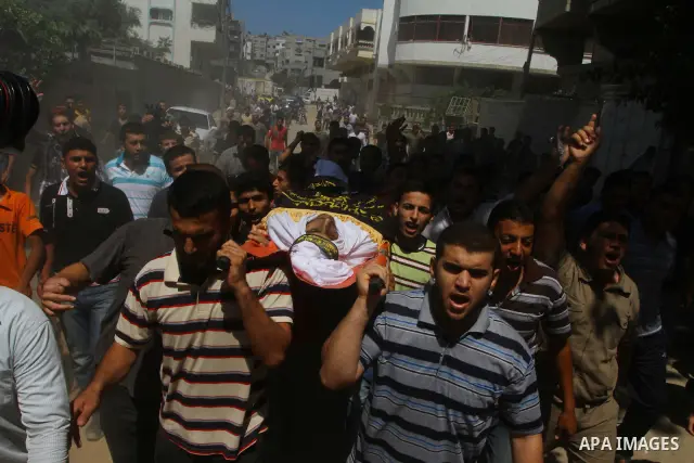 Palestinian mourners carry the body of Islamic Jihad militant Atteya Mqat during his funeral in Gaza City on Aug. 25, 2011. Mqat was killed early Wednesday in Israeli airstrike in Gaza. Photo by Ashraf Amra