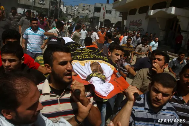 Palestinian mourners carry the body of Islamic Jihad militant Atteya Mqat during his funeral in Gaza City on Aug. 25, 2011. Mqat was killed early Wednesday in Israeli airstrike in Gaza. Photo by Ashraf Amra