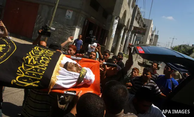 Palestinian mourners carry the body of Islamic Jihad militant Atteya Mqat during his funeral in Gaza City on Aug. 25, 2011. Mqat was killed early Wednesday in Israeli airstrike in Gaza. Photo by Ashraf Amra