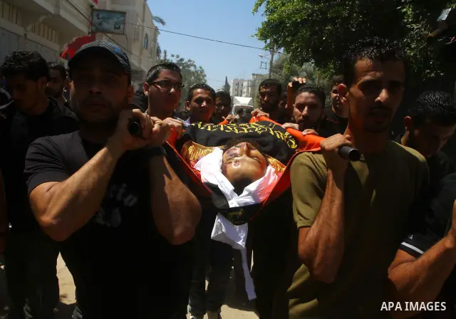 Palestinian mourners carry the body of Islamic Jihad militant Saleem al-Arabid during his funeral in Gaza City on August 26, 2011on August, 26,2011 after Palestinian groups in the Gaza Strip agreed on a new ceasefire aft...
