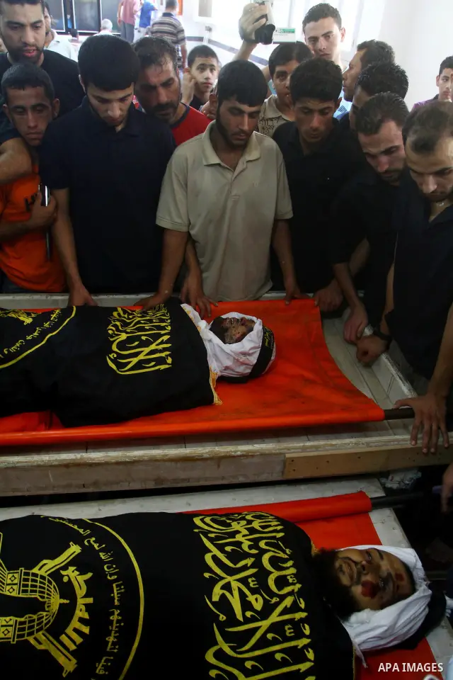 Palestinian relatives mourn over the bodies of Islamic Jihad militants Alaa Hamdan and Saleem al-Arabid during their funeral in Gaza City on August, 26,2011 after Palestinian groups in the Gaza Strip agreed on a new ceas...