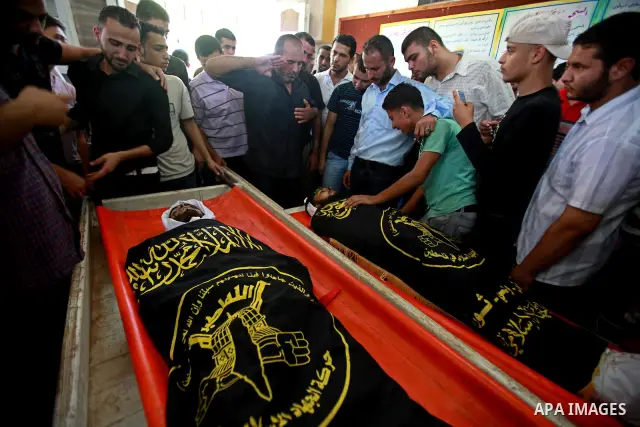 Palestinian relatives mourn over the bodies of Islamic Jihad militants Alaa Hamdan and Saleem al-Arabid during their funeral in Gaza City on August, 26,2011 after Palestinian groups in the Gaza Strip agreed on a new ceas...