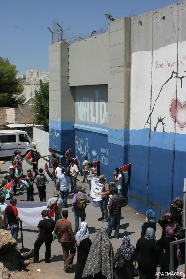 Palestinian ,foreign and Israeli demonstrators take part in a protest at Israel's checkpoint outside the West Bank city of Bethlehem August 26, 2011. The demonstrators protested against Israel's occupation of the West Ba...