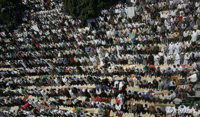 Muslims pray outside the Dome of the Rock mosque situated in the al-Aqsa mosque compound, Islam's third most holy site, on August 26, 2011, in Israeli annexed east Jerusalem, on the last Friday of the Islamic holy month...