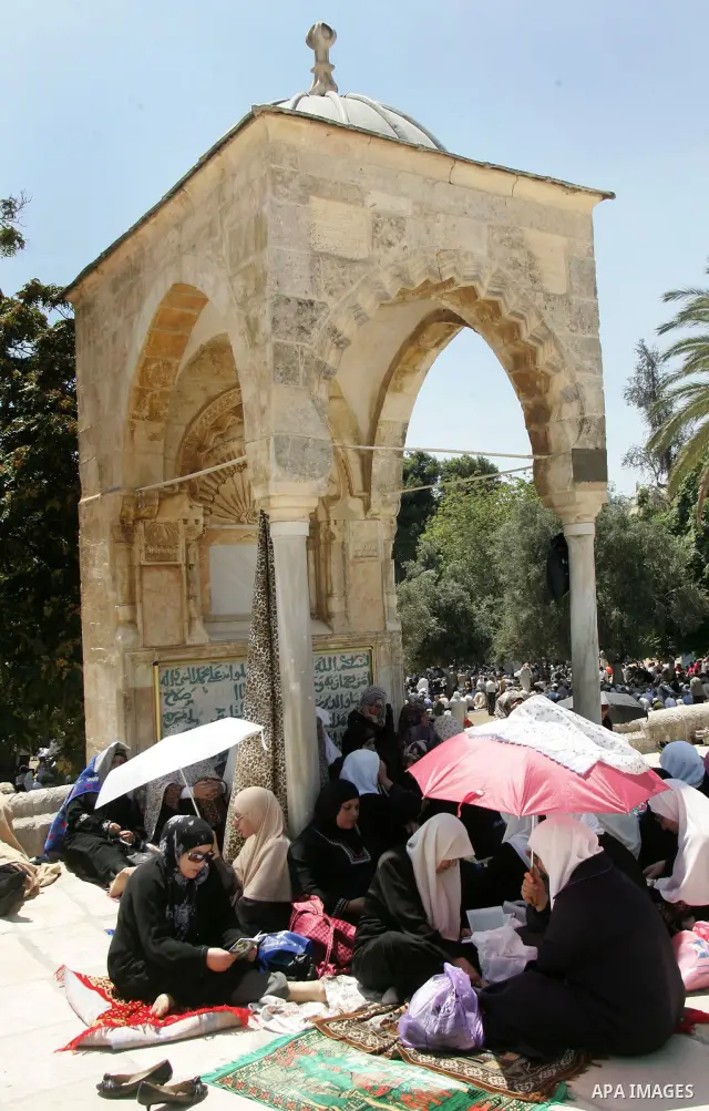 Palestinian Muslim women pray outside the Dome of the Rock mosque situated in the al-Aqsa mosque compound, Islam?s third most holy site, on August 26, 2011, in Israeli annexed east Jerusalem, on the last Friday of the Is...