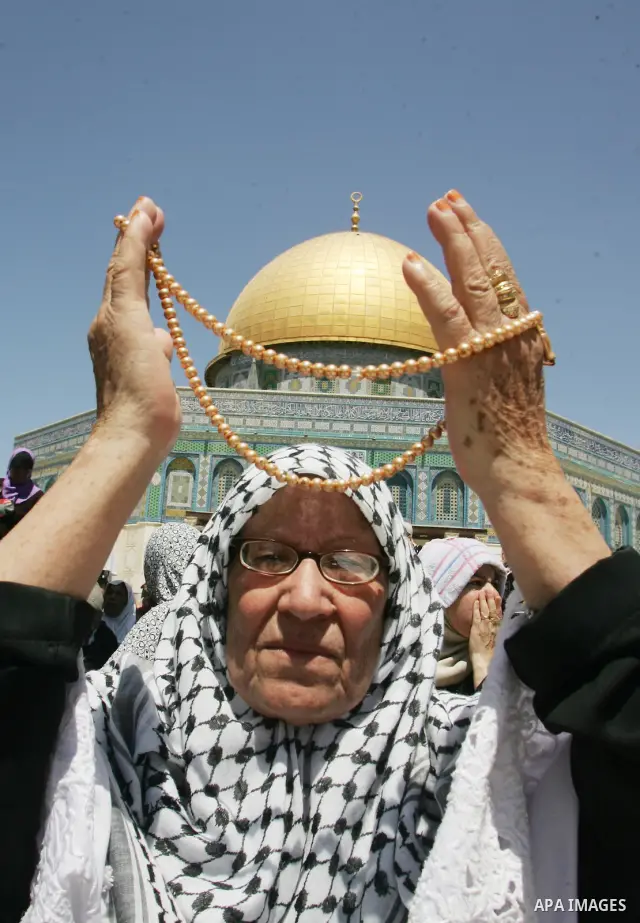 Palestinian Muslim women pray outside the Dome of the Rock mosque situated in the al-Aqsa mosque compound, Islam?s third most holy site, on August 26, 2011, in Israeli annexed east Jerusalem, on the last Friday of the Is...