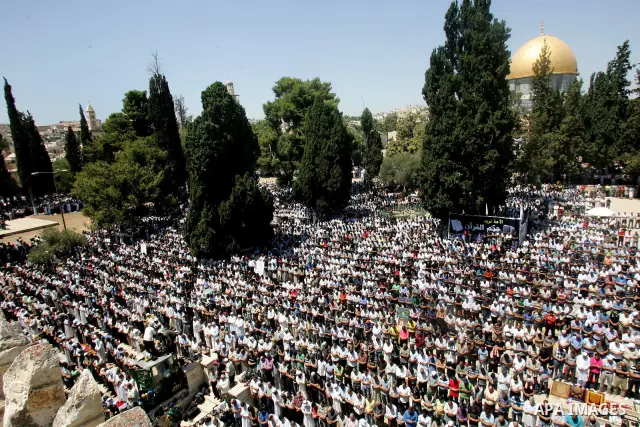 Muslims pray outside the Dome of the Rock mosque situated in the al-Aqsa mosque compound, Islam's third most holy site, on August 26, 2011, in Israeli annexed east Jerusalem, on the last Friday of the Islamic holy month...