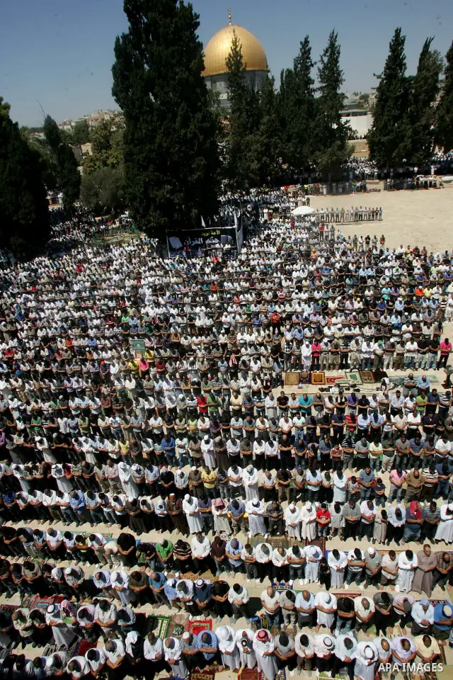 Muslims pray outside the Dome of the Rock mosque situated in the al-Aqsa mosque compound, Islam's third most holy site, on August 26, 2011, in Israeli annexed east Jerusalem, on the last Friday of the Islamic holy month...