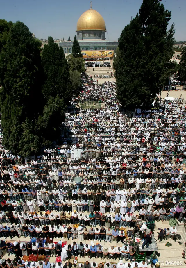 Muslims pray outside the Dome of the Rock mosque situated in the al-Aqsa mosque compound, Islam's third most holy site, on August 26, 2011, in Israeli annexed east Jerusalem, on the last Friday of the Islamic holy month...