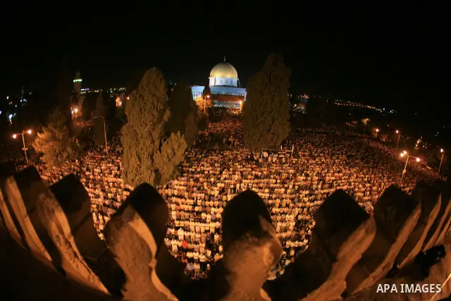 Palestinian muslim worshippers pray outside the Dome of the Rock in the Al-Aqsa Mosque compound in Jerusalem's Old City during the Islamic anniversary Lailat al-Qader, also known as the Night of Power, on August 27, 2011...