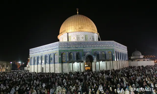 Palestinian muslim worshippers pray outside the Dome of the Rock in the Al-Aqsa Mosque compound in Jerusalem's Old City during the Islamic anniversary Lailat al-Qader, also known as the Night of Power, on August 27, 2011...