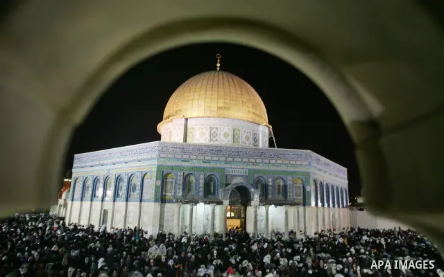 Palestinian muslim worshippers pray outside the Dome of the Rock in the Al-Aqsa Mosque compound in Jerusalem's Old City during the Islamic anniversary Lailat al-Qader, also known as the Night of Power, on August 27, 2011...