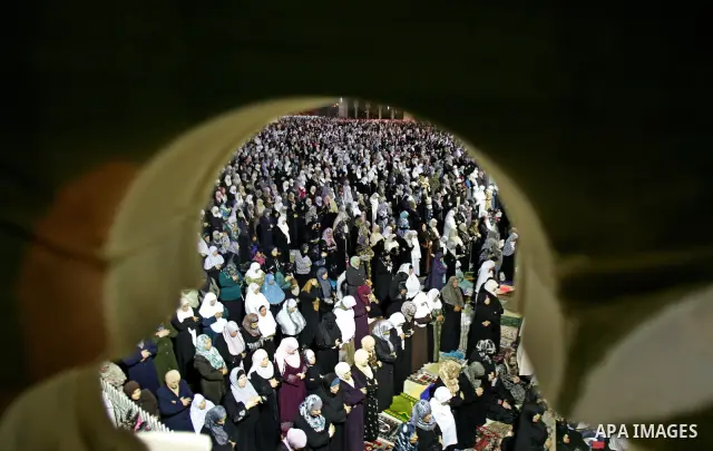 Palestinian muslim worshippers pray outside the Dome of the Rock in the Al-Aqsa Mosque compound in Jerusalem's Old City during the Islamic anniversary Lailat al-Qader, also known as the Night of Power, on August 27, 2011...