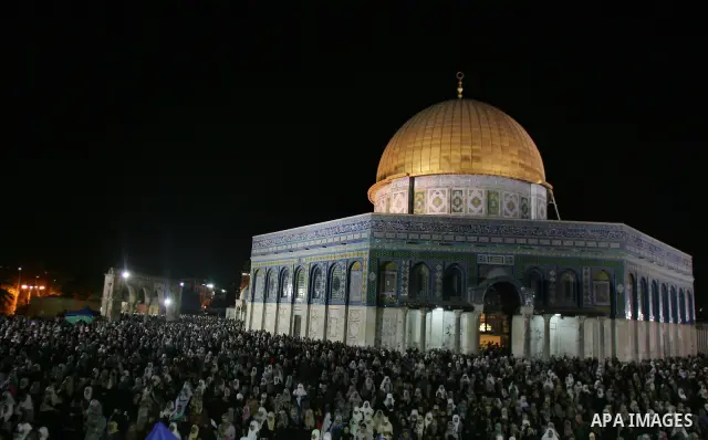 Palestinian muslim worshippers pray outside the Dome of the Rock in the Al-Aqsa Mosque compound in Jerusalem's Old City during the Islamic anniversary Lailat al-Qader, also known as the Night of Power, on August 27, 2011...
