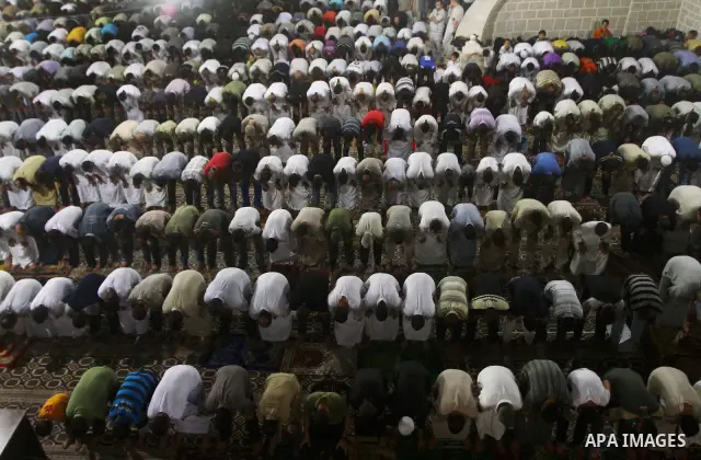 Palestinian Muslim worshippers pray during Laylat Al Qadr prayers on the 27th day of the holy fasting month of Ramadan in main mosque of Al Emari in Gaza City, Friday, Aug. 27, 2011. Laylat Al Qadr, the most important pr...