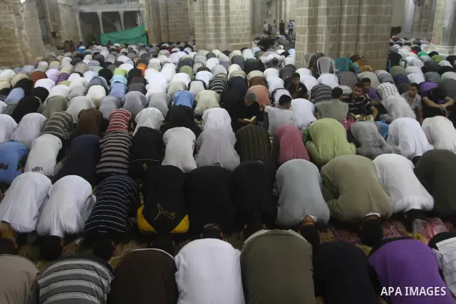 Palestinian Muslim worshippers pray during Laylat Al Qadr prayers on the 27th day of the holy fasting month of Ramadan in main mosque of Al Emari in Gaza City, Friday, Aug. 27, 2011. Laylat Al Qadr, the most important pr...