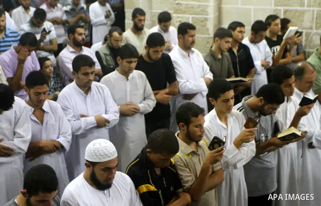 Palestinian Muslim worshippers pray during Laylat Al Qadr prayers on the 27th day of the holy fasting month of Ramadan in main mosque of Al Emari in Gaza City, Friday, Aug. 27, 2011. Laylat Al Qadr, the most important pr...
