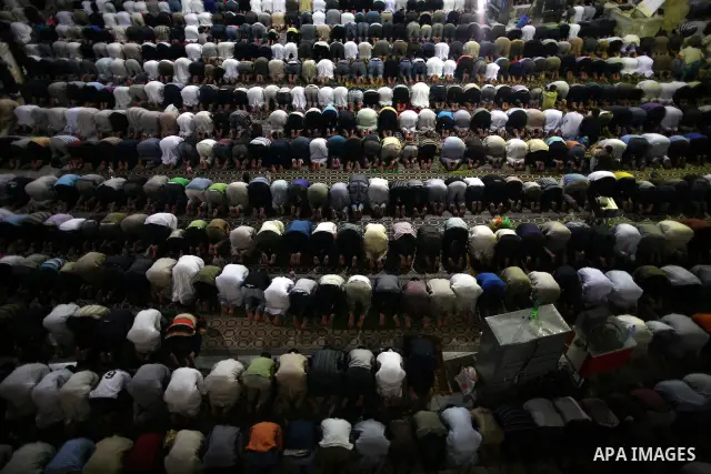 Palestinian Muslim worshippers pray during Laylat Al Qadr prayers on the 27th day of the holy fasting month of Ramadan in main mosque of Al Emari in Gaza City, Friday, Aug. 27, 2011. Laylat Al Qadr, the most important pr...