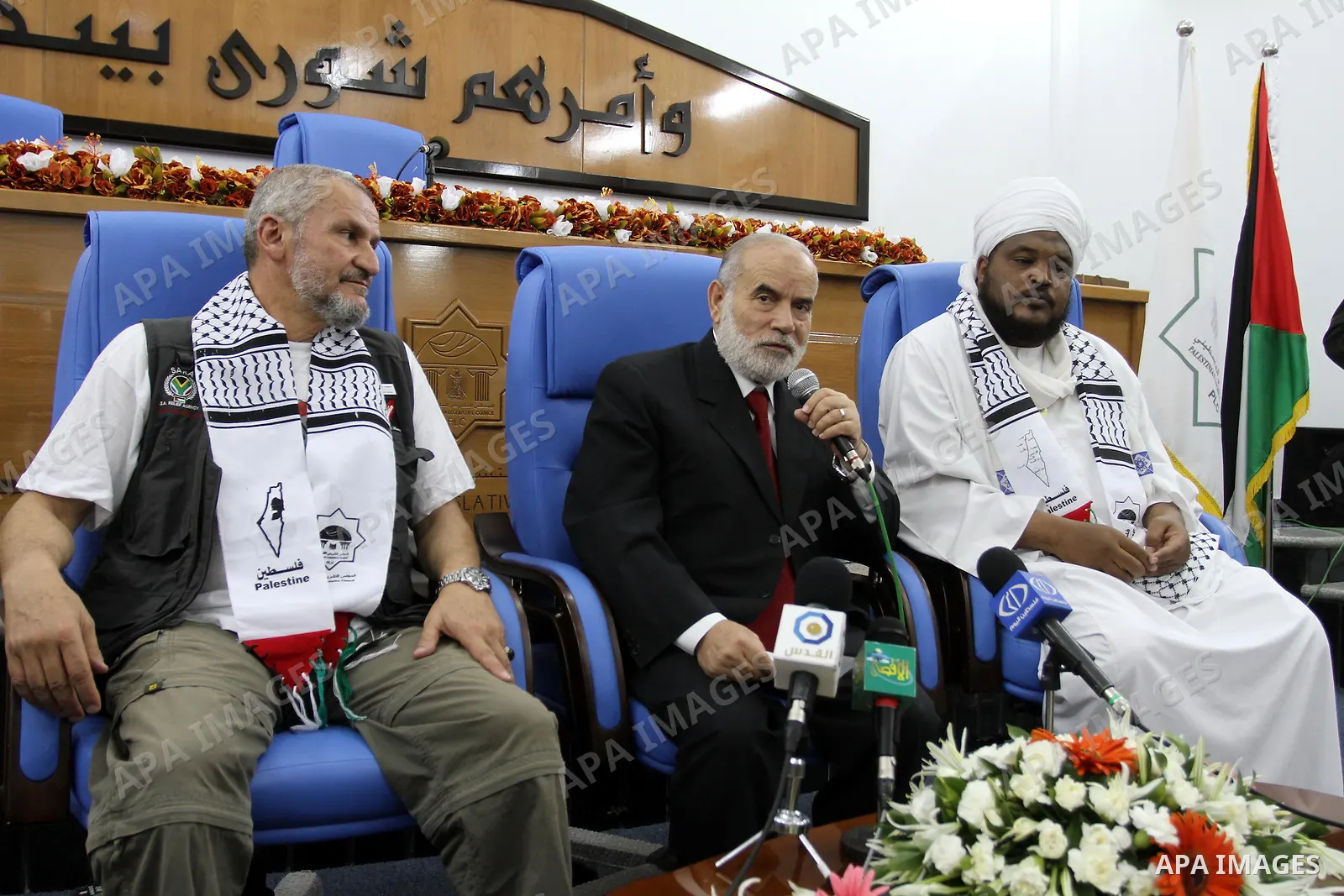 Members of the Sudanese and South African delegation meets with the spokesman of Palestinian Parliament, Ahmed Bahr during their visit to the Legislative Council headquarters in Gaza city on August 28, 2011. Photo by Moh...