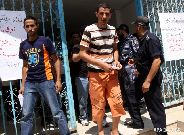 Palestinian prisoners prepare to be freed from a Hamas-run jail in Gaza City on Aug. 29, 2011. Palestinian Hamas police released prisoners because of the approaching Eid al-Fitr. Photo by Mohammed Asad