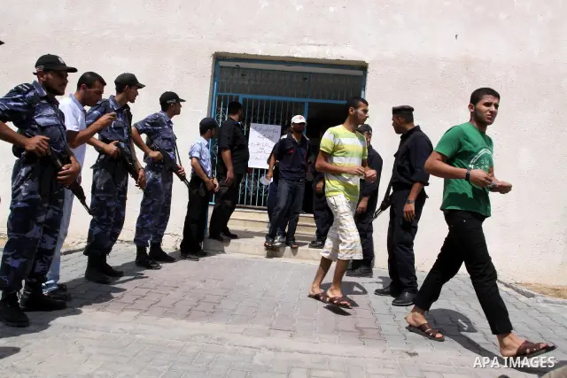 Palestinian prisoners prepare to be freed from a Hamas-run jail in Gaza City on Aug. 29, 2011. Palestinian Hamas police released prisoners because of the approaching Eid al-Fitr. Photo by Mohammed Asad
