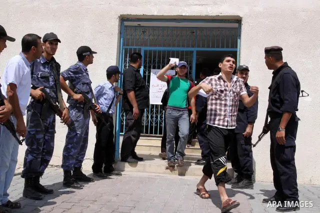 Palestinian prisoners prepare to be freed from a Hamas-run jail in Gaza City on Aug. 29, 2011. Palestinian Hamas police released prisoners because of the approaching Eid al-Fitr. Photo by Mohammed Asad