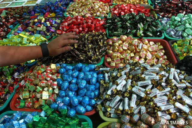 Palestinian vendors display their goods for sale during preparations for Eid aL-Fitr at the main market, in Gaza city 29 August 2011. Muslims throughout the world buy clothes, sweets and other popular items to prepare fo...