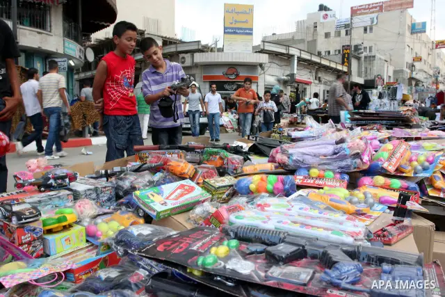 Palestinian Muslims shop in downtown Ramallah in the West Bank on August 29, 2011, ahead of the upcoming Eid al-Fitr which marks the end of the holy month of Ramadan. Photo by Issam Rimawi