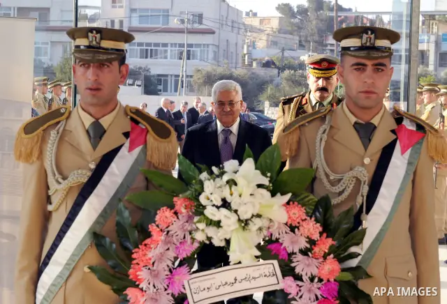 Palestinian president Mahmoud Abbas (Abu Mazen) lays a wreath at the tomb of the late Palestinian president Yasser Arafat during the first day of Eid al-Fitr in the West Bank city of Ramallah August 30, 2011. Eid al-Fitr...