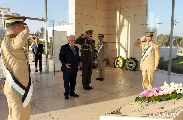 Palestinian president Mahmoud Abbas (Abu Mazen) lays a wreath at the tomb of the late Palestinian president Yasser Arafat during the first day of Eid al-Fitr in the West Bank city of Ramallah August 30, 2011. Eid al-Fitr...