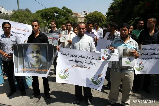 Palestinian journalists take part in a protest in support with the journalist, Samir Allawi, Al-Jazeera correspondent in Afghanistan and his fellow journalists detained in Israeli prisons, infront of UNRWA headquarters i...